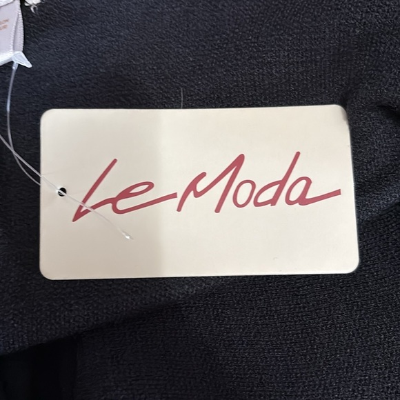 LeModa Women’s Faux Fur Lined and Collared One Size Fits Most Cape/Wrap - Picture 4 of 6